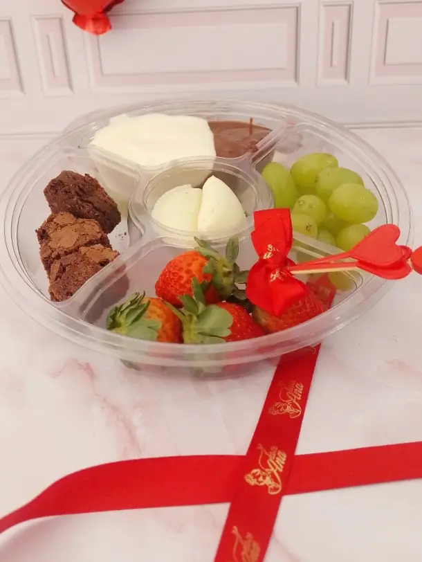 Cesta de doces e queijos